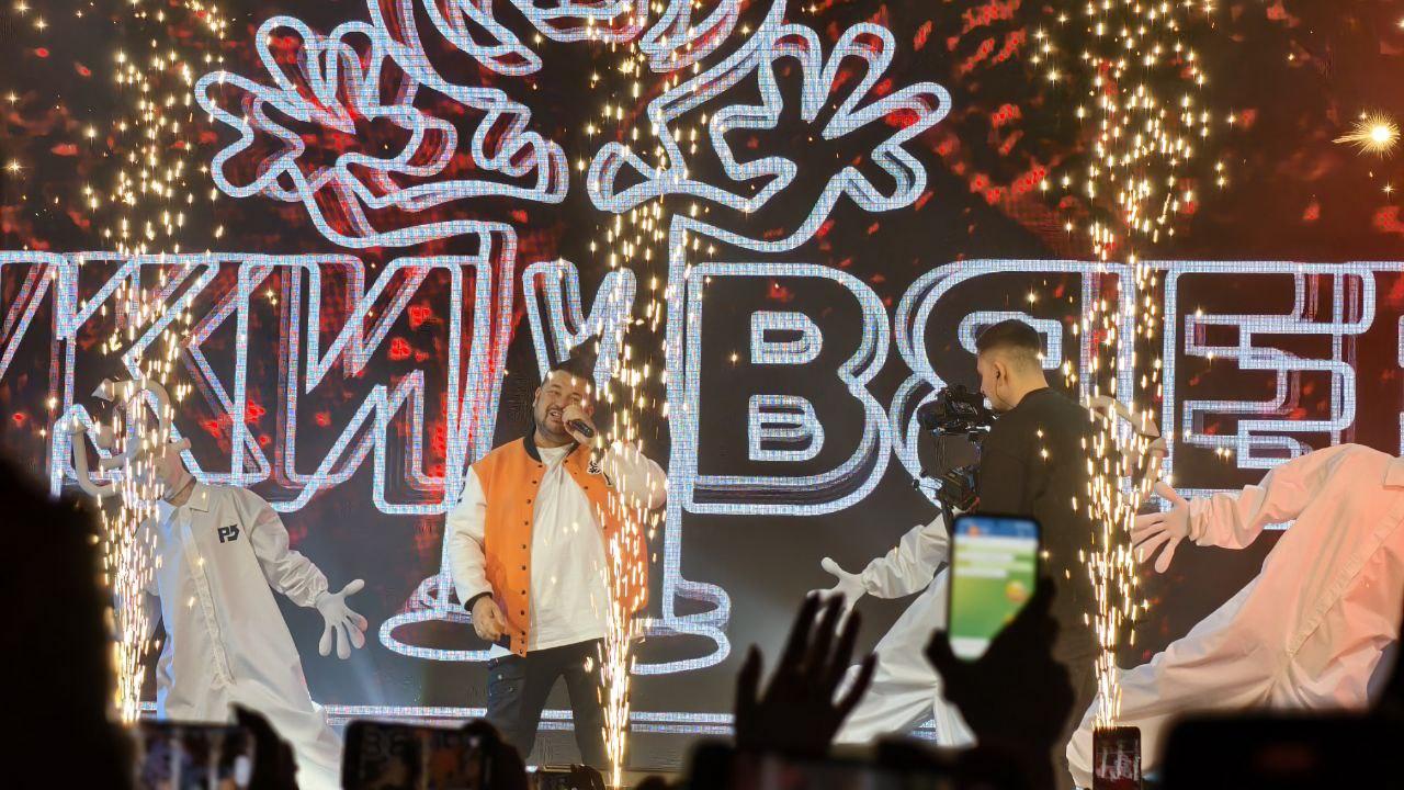 Фото Лидер группы Руки вверх Сергей Жуков вышел на сцену на площадке «Сибирь-Арена» в Новосибирске 2